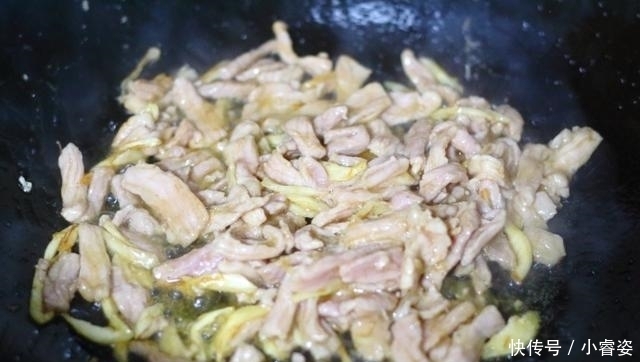 青椒|胡萝卜这样做,色香味全,营养丰富,简单炒一炒,5分钟就搞定