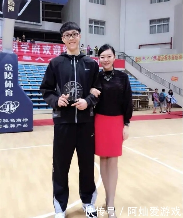 皱纹|胡明轩妈妈比球赛还抢镜!穿亮色T恤显年轻,年近五十脸上没皱纹