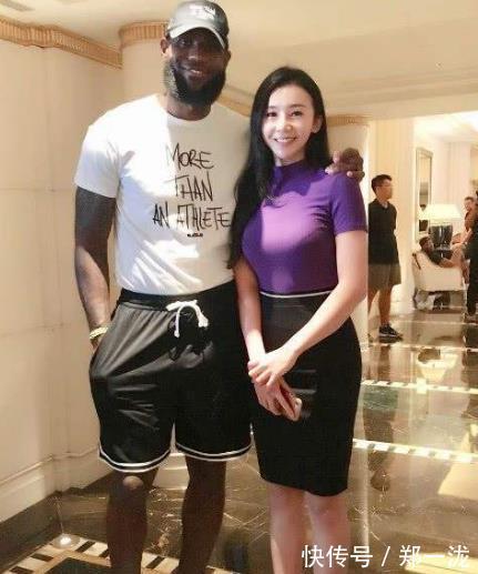 奥尼尔|NBA球星跟女粉丝合影都啥样?杜兰特显羞涩 詹皇有风度