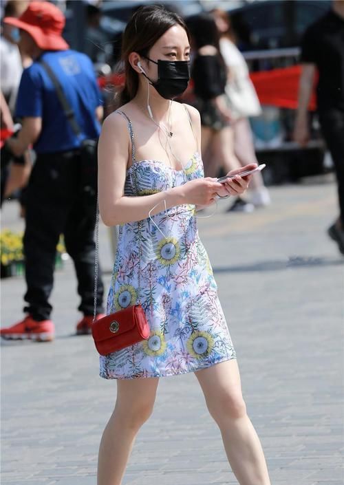 天气刚热就忍不住了,姐姐吊带裙配凉拖,姐姐你有多怕热