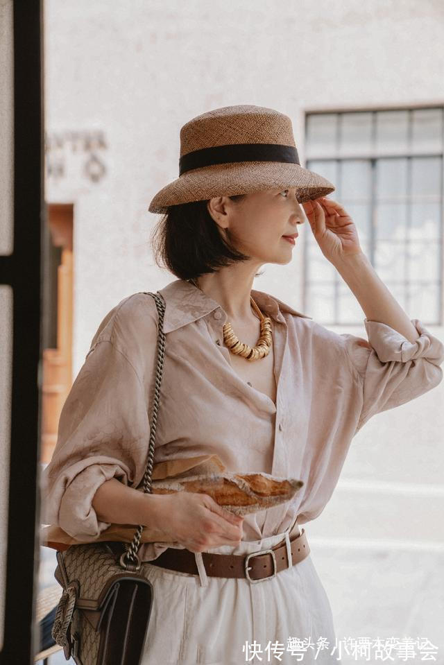 轻奢风 女人过了40岁尽量不要穿T恤配阔腿裤,学三木妈妈这样穿,真气质