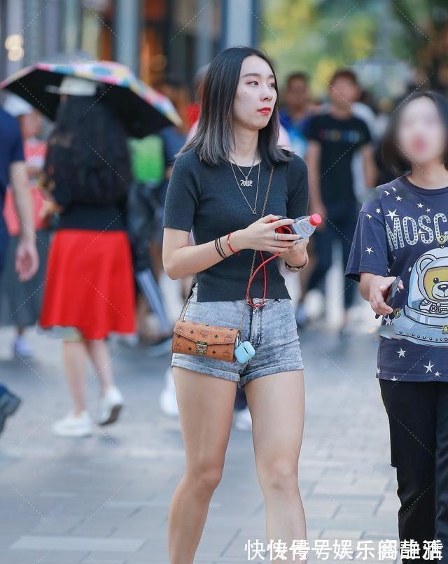 搭配 黑色短袖上衣搭配蓝色打底裤,拉长腿型,让身材更加完美