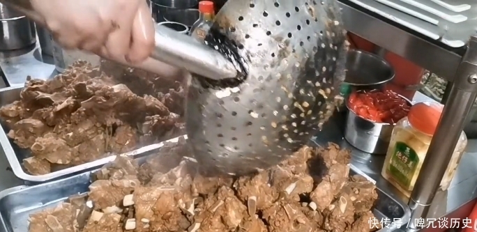 不再|大姐街边卖“大骨头”,8元一个,每天只限2盆,顾客:吃完不再来!