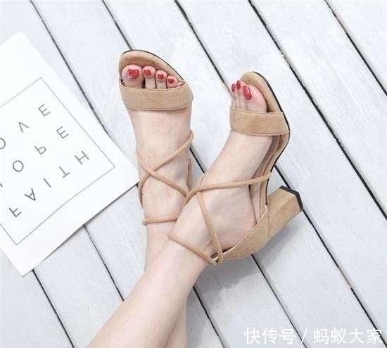 一字扣|时髦高跟凉鞋,将双脚衬托的非常显气质