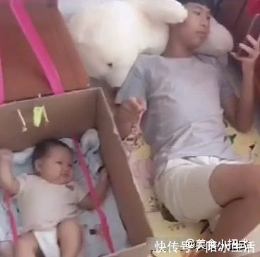 宝妈去跳广场舞，将满月的妹妹给哥哥带，回来后一瞧泪目了