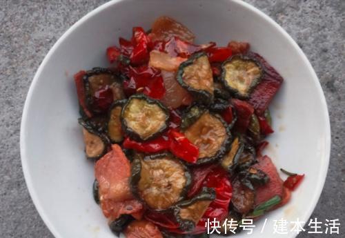 蔬菜|晒黄瓜干,要不要焯水70岁的妈妈这样做,1天晒干,又脆又香