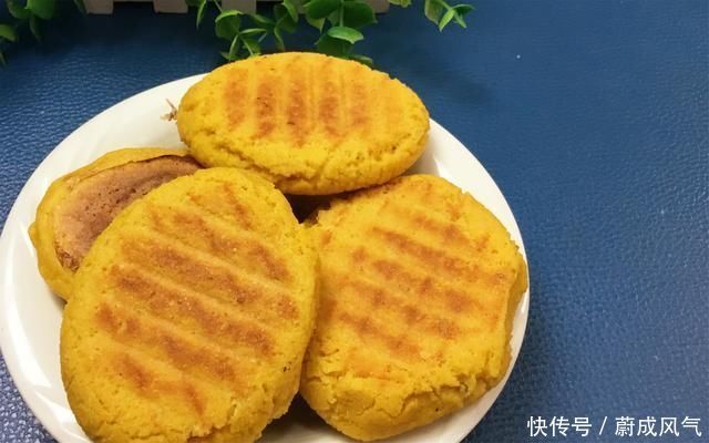 外壳|一点白面也不掺,这才是正宗玉米面贴饼子,外壳焦脆太好吃了