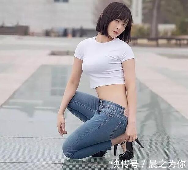 利落笔挺 靓丽美女搭配紧身牛仔裤，轻松塑造优美比例线条