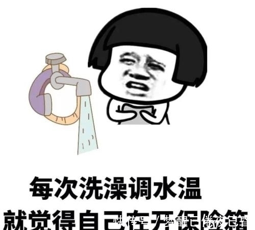 |幽默笑话:跟女友晚饭后猜拳,输的洗碗,女友连输三盘还耍赖。