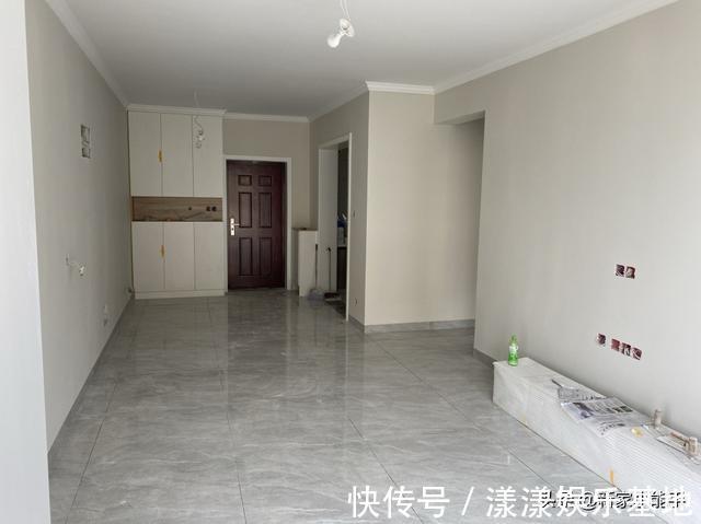 装修|越来越流行装修不做吊顶,不做电视墙,看她家,全屋极简又耐看