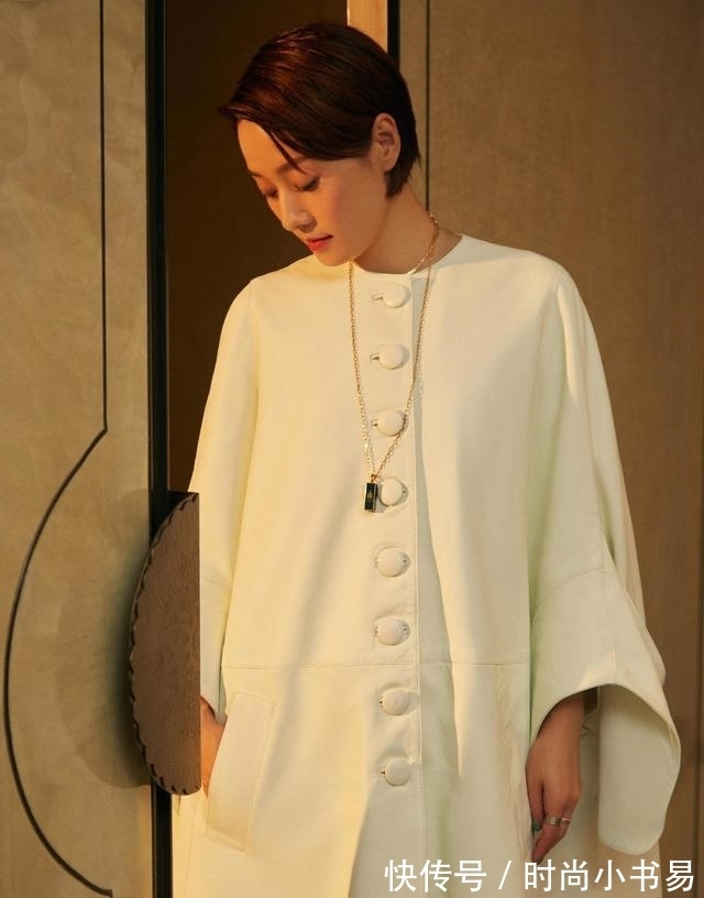 袖子|马伊琍的高级感真盖不住,简单穿斗篷式连衣裙配短发,就气质惊艳