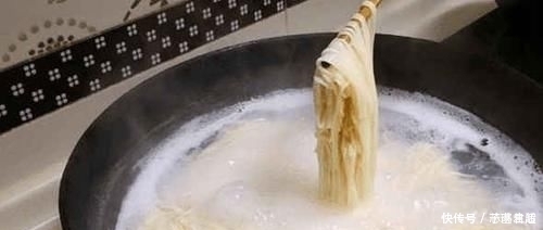 煮面条时，最忌水开下锅，大厨表哥透露“秘诀”，这样面条筋道不坨