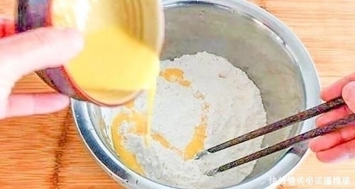 分钟|这才是疙瘩汤懒人做法,不用一滴水拌面,颗粒分明,10分钟做一锅