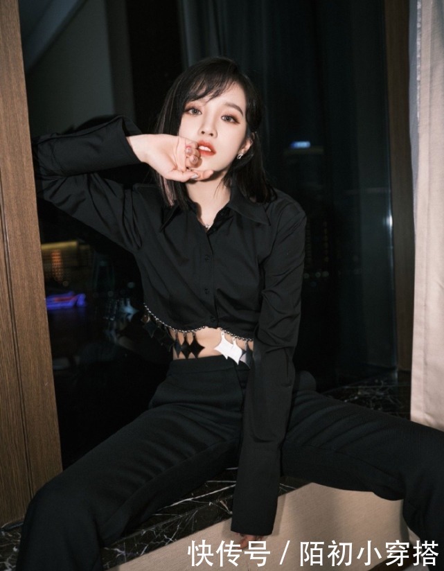 i-dle 宋雨琦为显腰细,故意在露脐装上加星星点缀,秀出“少女腰”太撩了