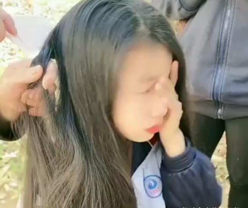 打理|初中女孩长发及腰,因不符合校规含泪剪掉,前后像换了一个人