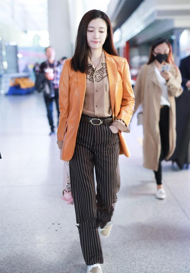 开春别再穿阔腿裤了！现在流行用这条裤子配外套，时髦显瘦上档次
