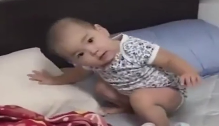 父母|宝宝想让妈妈陪自己睡觉,却无法用语言表达,接下来的动作好聪明