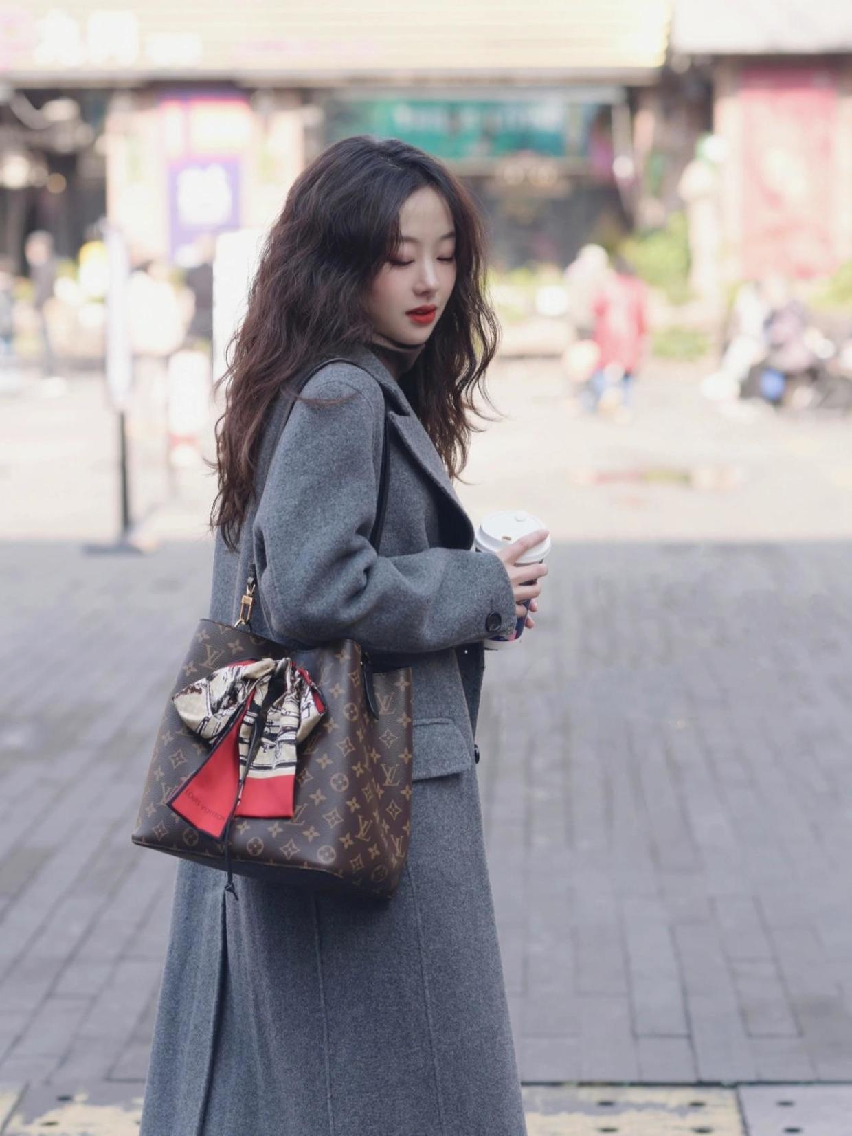 垫肩 基础款大衣也能穿出酷炫感,试试这些搭配方式,干练利落又有格调