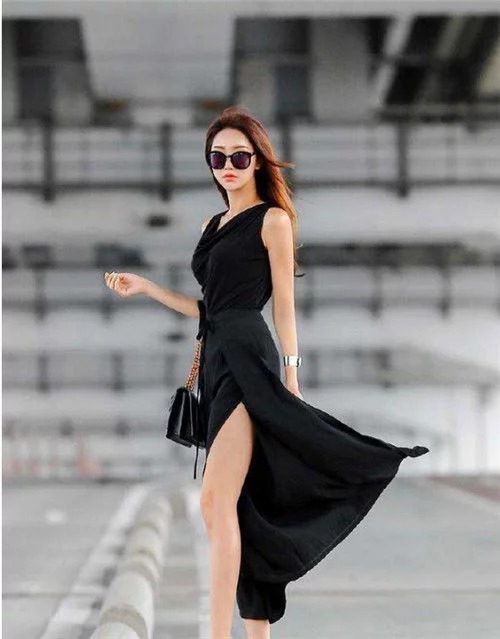 街拍：两位元气满满的小仙女，秀出白嫩嫩的双腿，清纯甜美有活力