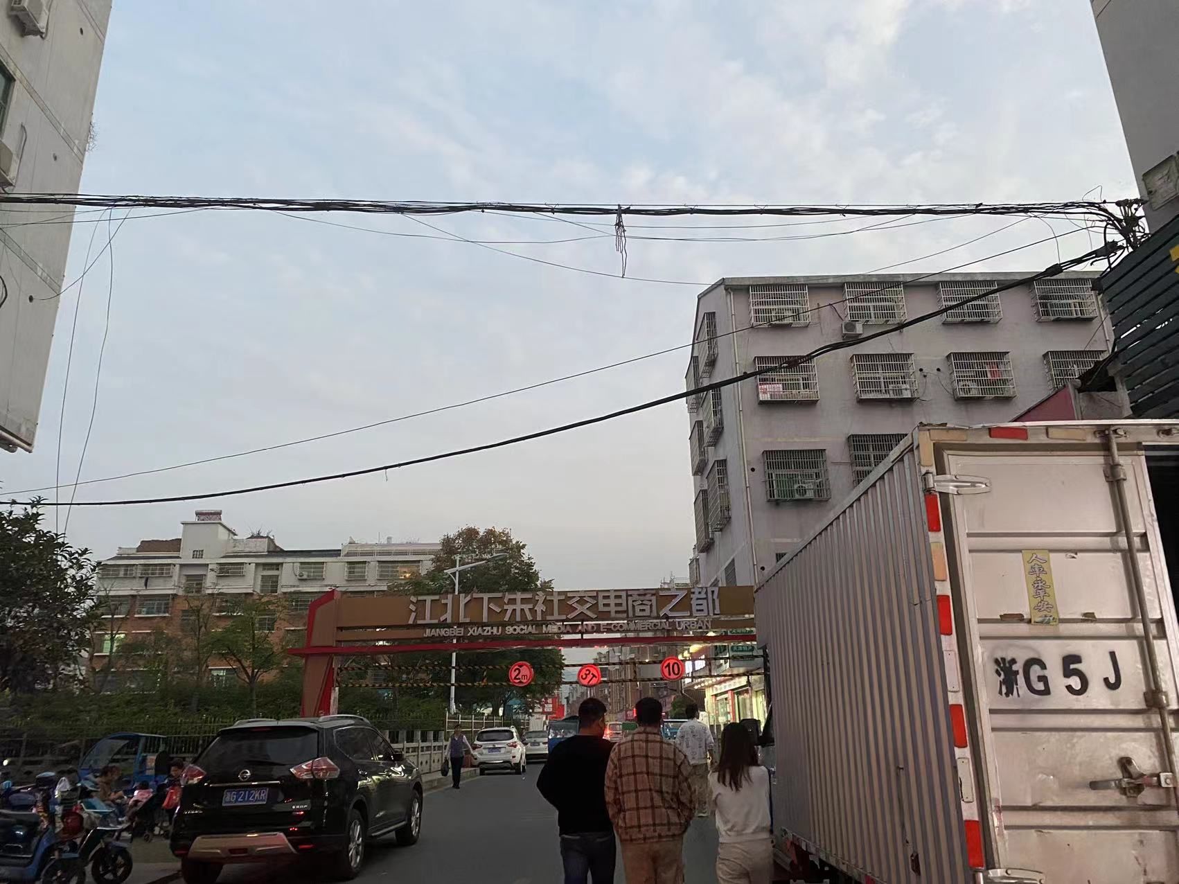 小薇|这里的直播间静悄悄：草根主播梦碎义乌网红村，一夜5万单退货超一半