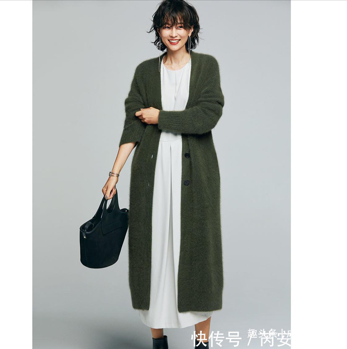 羽绒服|奔四奔五的时髦女人,都喜欢用针织衫搭配,减龄百搭又显气质