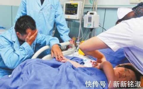 小宝宝|妈妈在分娩胎儿在干什么这画面太有爱了,看一次笑一次