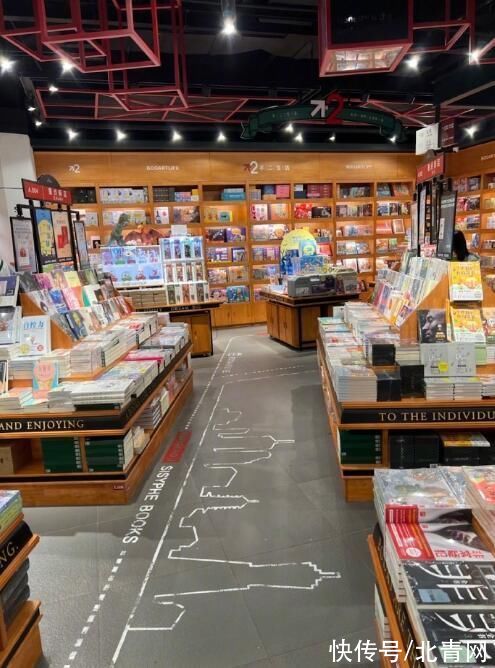 朱丹晒照透露自己书店看书 网友却眼尖指出她发错别字