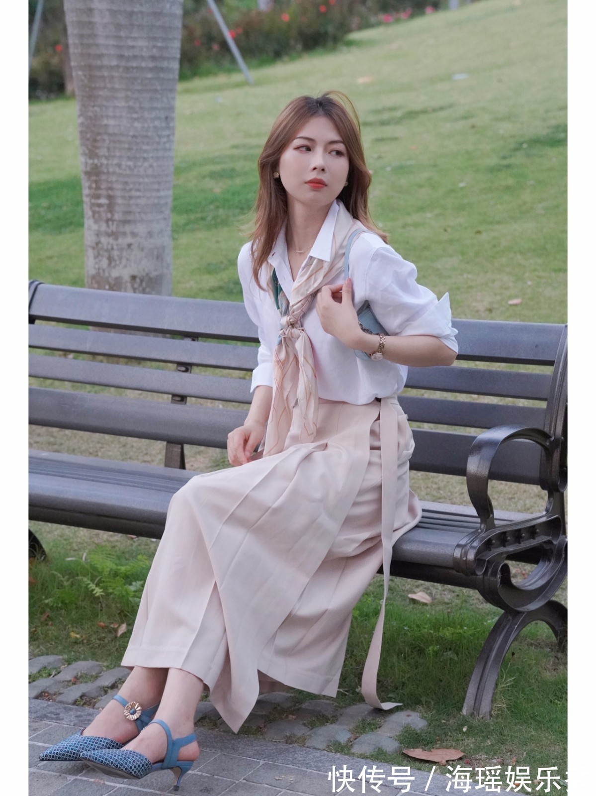 丝巾 基础款白衬衫穿搭,巧用丝巾搭出优雅知性风,很适合上班族