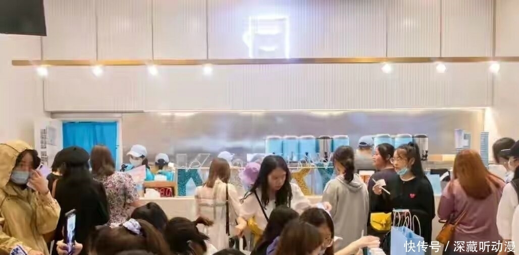 王俊凯|没有倒闭,只是搬家了,王俊凯父母新开奶茶店,排队如同打疫苗