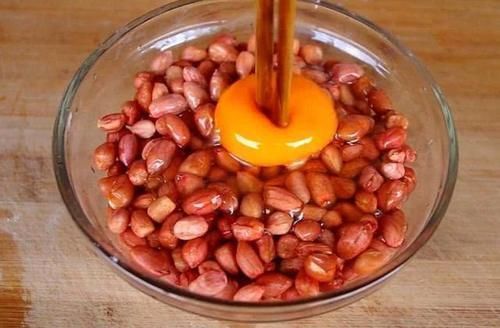 不用|花生米里加上3个鸡蛋,没想到这么好吃,不用炸也不用煮