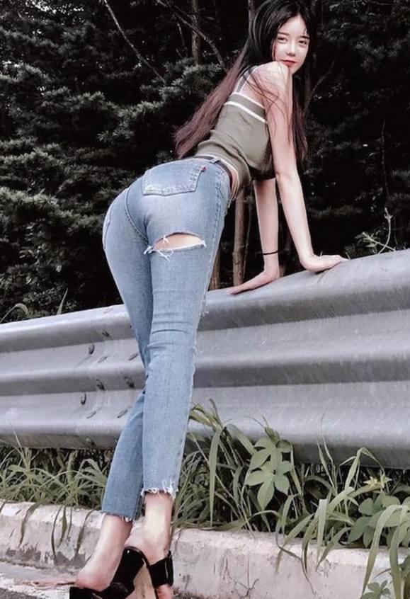 俏美|百搭时尚的紧身牛仔裤，秀出S型俏美曲线，女人味十足