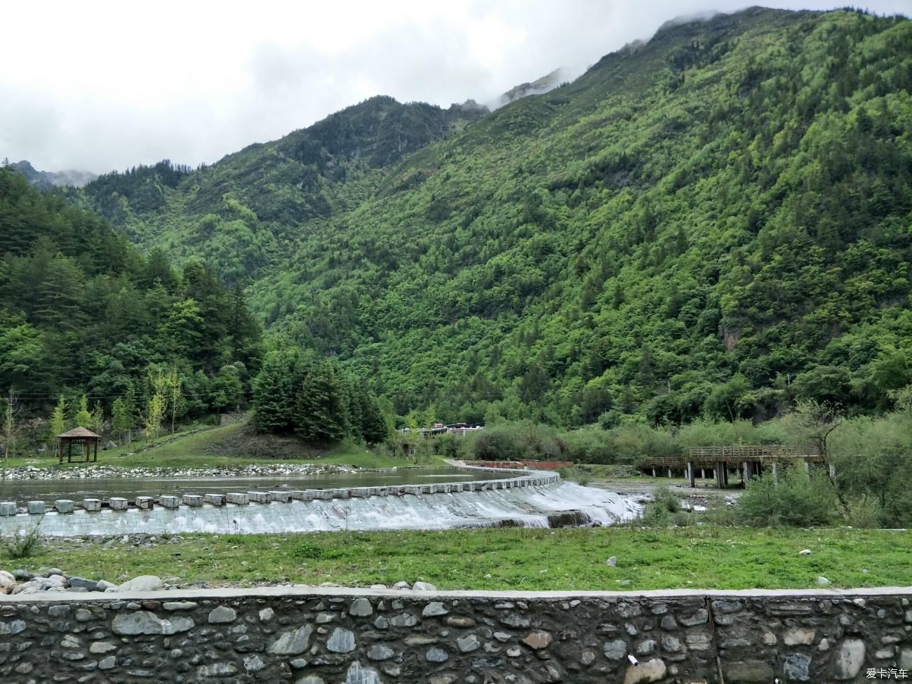 走进理县情人谷欣赏原生态的美景