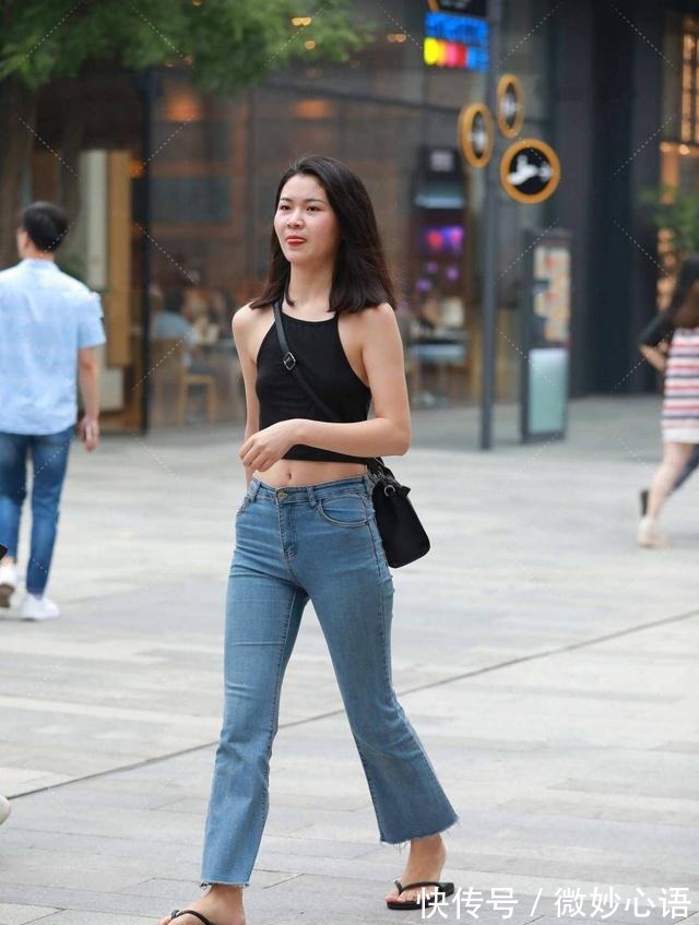 牛仔裤 短背心搭配直牛仔裤,有着简单舒适的青春感,很像学生!