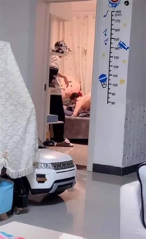 孩子们|妹妹溜进哥哥房间蹭床睡,哥哥的反应太“无情”,妈妈不禁笑翻