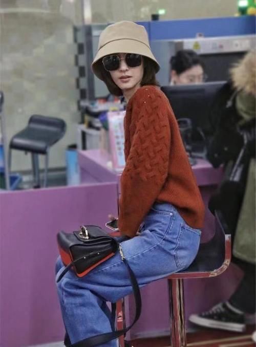 阔腿裤|穿搭真接地气！酒红色毛衣搭配牛仔阔腿裤，日常又百搭