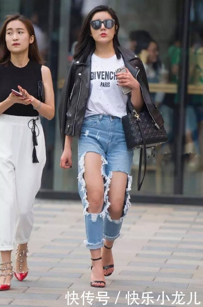 街拍粉色上衣加上白色的热裤,看上去上十分的青春活泼