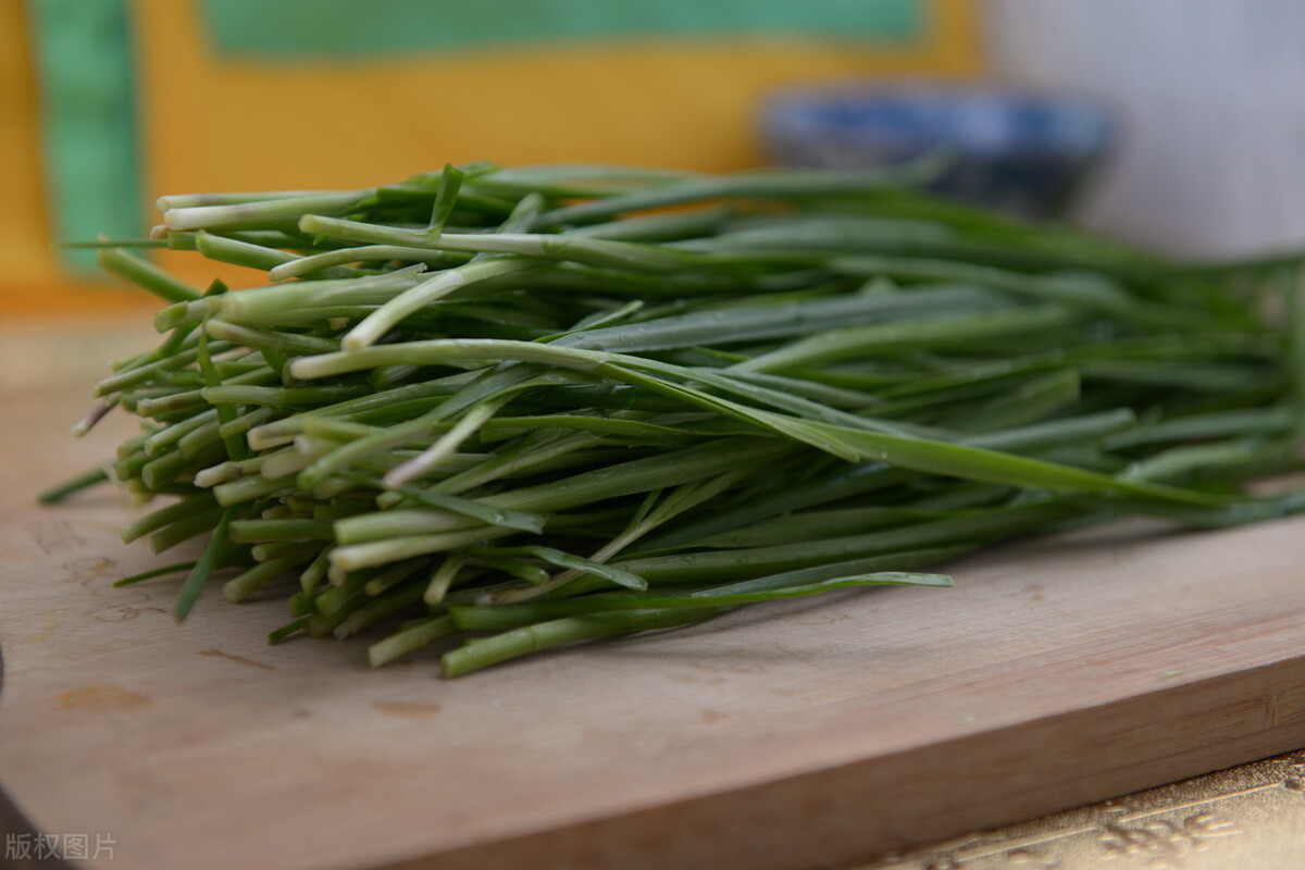 虾皮|调韭菜馅,关键1步要牢记,韭菜翠绿不出水,包出的饺子鲜美好吃