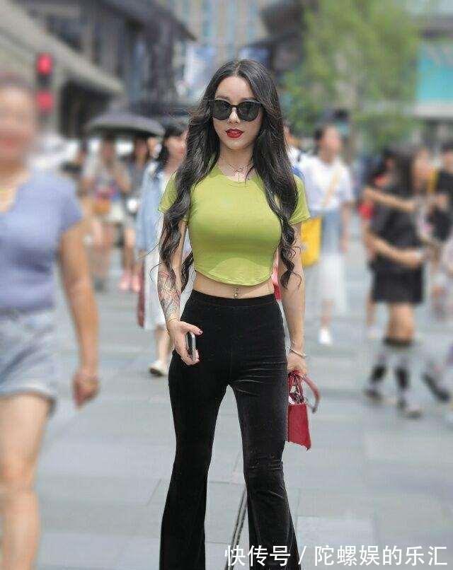 美女|身材修长的打底裤美女，增加造型层次感，真佩服她