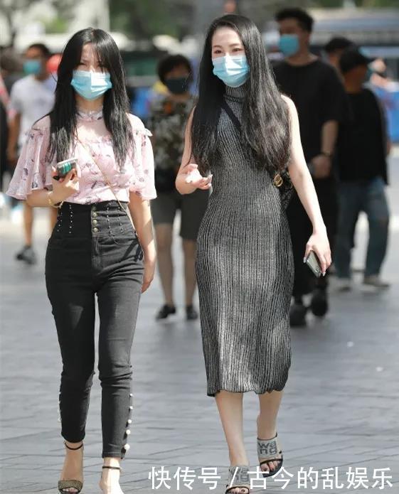 女生|深色修身连衣裙,搭配休闲小拖鞋,打造简约又时尚的美