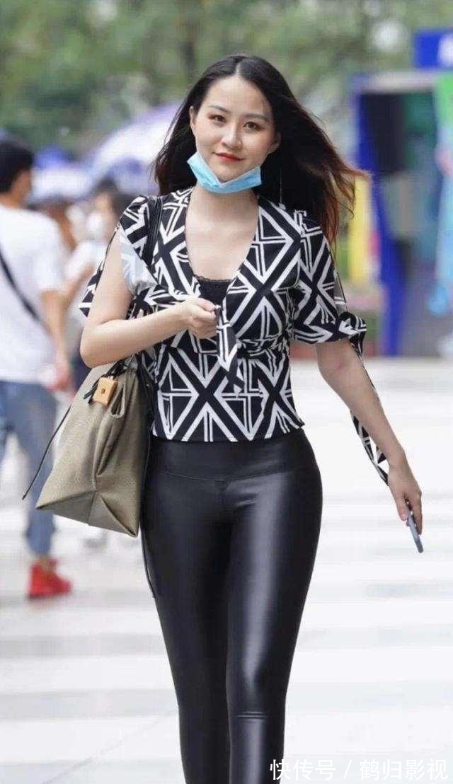 时尚|打底裤搭配花色上衣，非常的时尚百搭