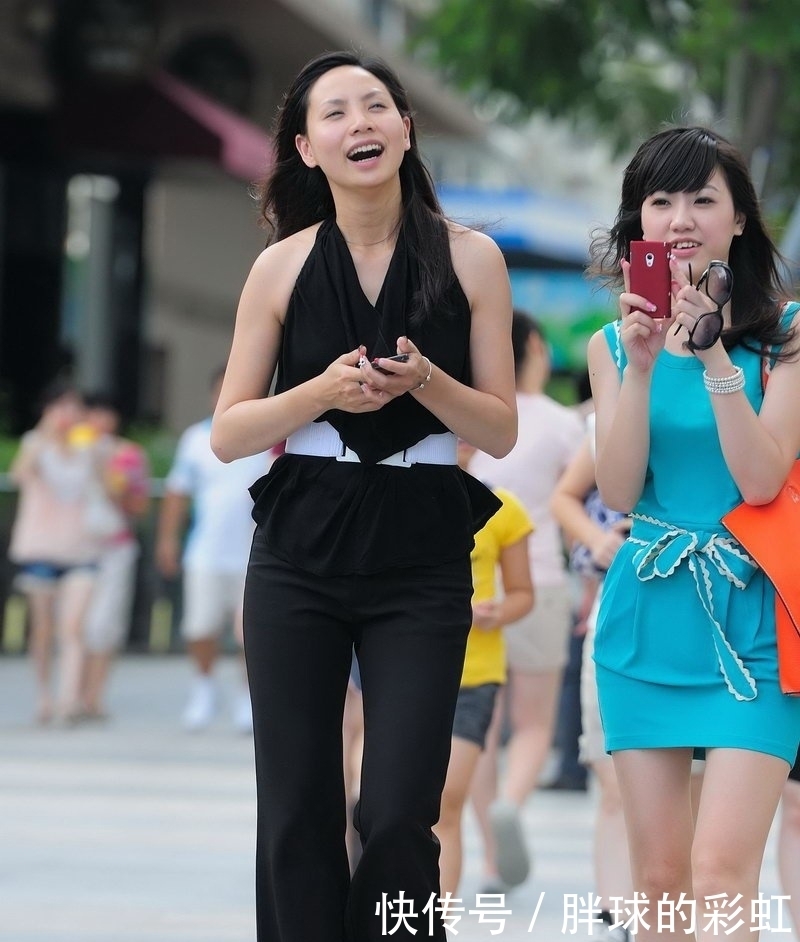 两个打扮非常时尚的美女，风度翩翩，气质十足