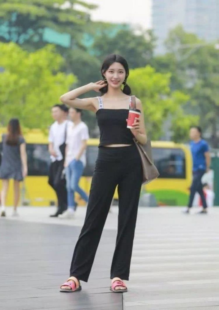 优雅|街拍：女人特别是在穿连衣裙的时候，自带优雅气质