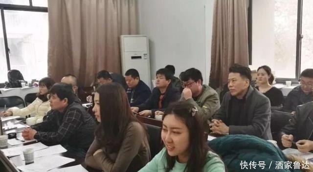 “文二代”贾浅浅被嘲借父上位,网友模仿创作大赛,分分钟变诗人