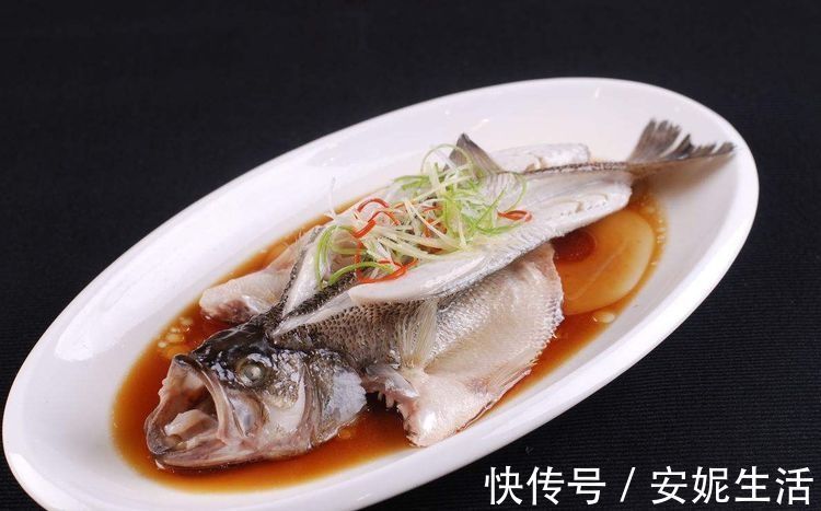 清蒸鲈鱼时,不要直接上锅蒸,多加一步,鲈鱼更鲜更嫩还不腥