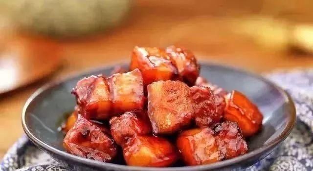 做红烧肉别再用酱油和啤酒了,用它炖,入口即化,一点都不腻!