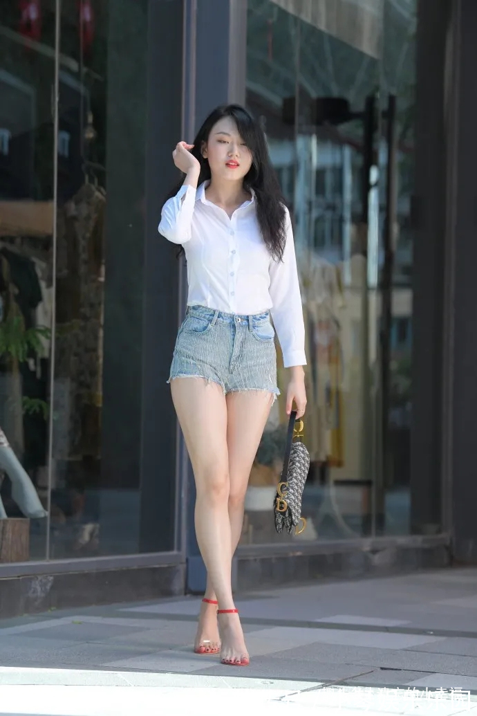 高跟鞋 亮白色衬衣,搭配短款牛仔裤,穿出活力四射的迷人魅力