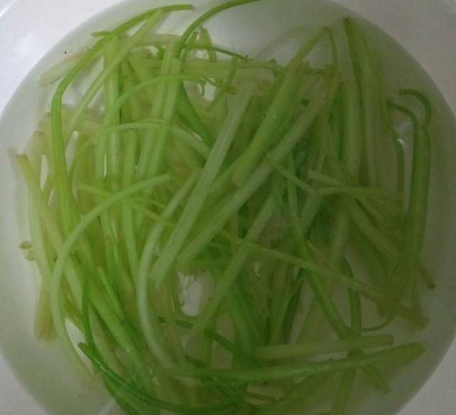 香芹炒鸡蛋,入口充满了香味,很嫩,大人小孩都喜欢