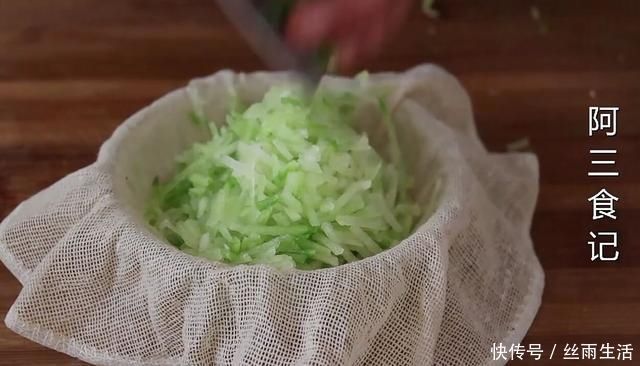 豆腐皮|过年了,萝卜这样吃,加3个鸡蛋,不炖也不炒,出锅营养又解馋
