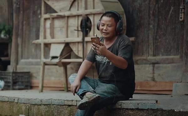 山村|《变形计》山村男孩穿阿迪达斯火了，看到爸爸的着装后，扎心啊！