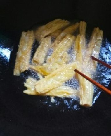 泡腐竹|泡腐竹，不要直接用清水泡大厨教你1招，1分钟泡发，筋道不易烂